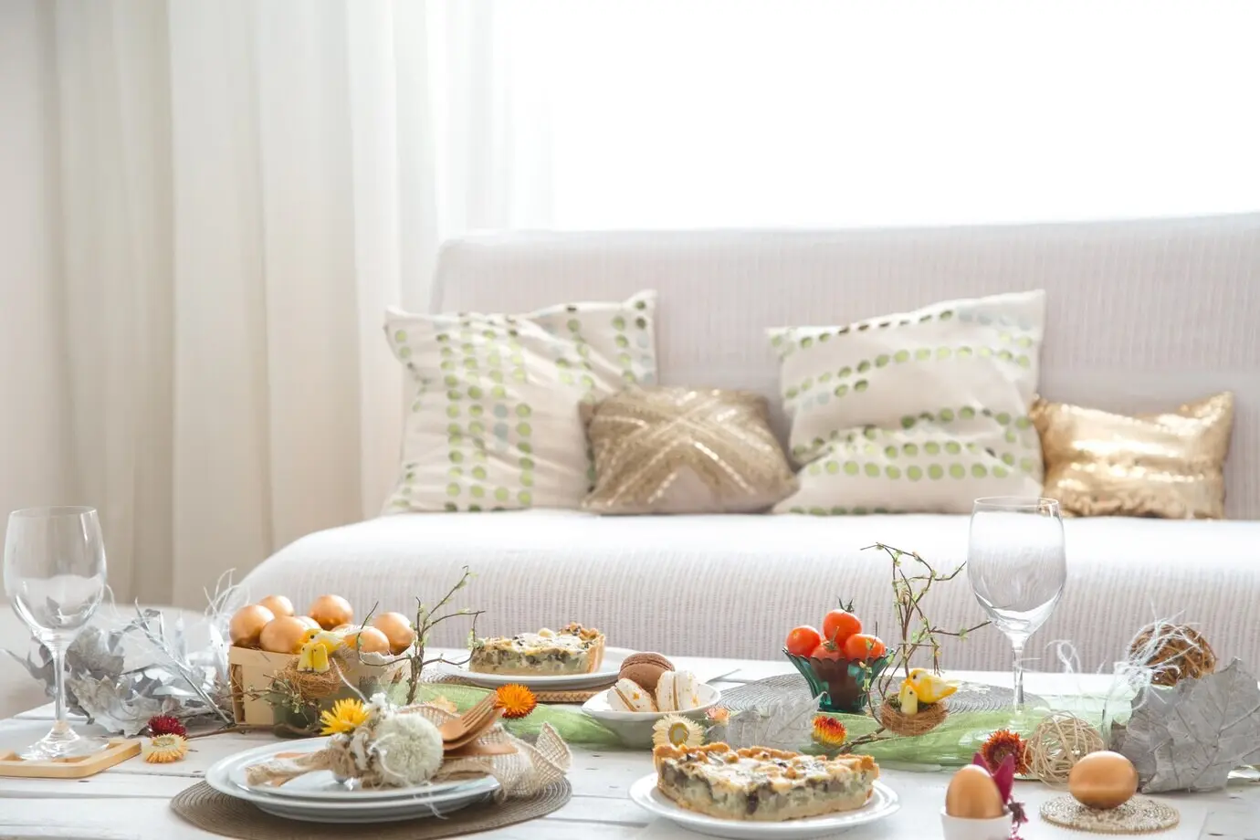 Der Innenraum des Zimmers mit einem festlichen Ostertisch.